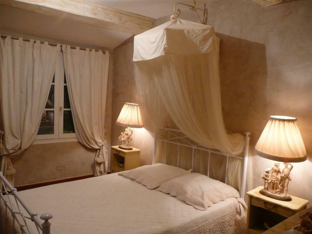 مبيت وإفطار لامبيسك Mas Les Vieux Chenes المظهر الخارجي الصورة